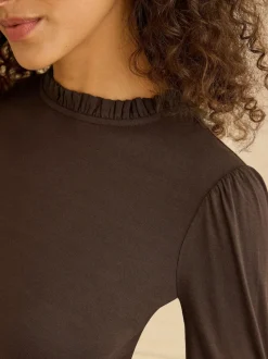 Marron chocolat - Love & Roses haut en jersey à manches longues et col volanté