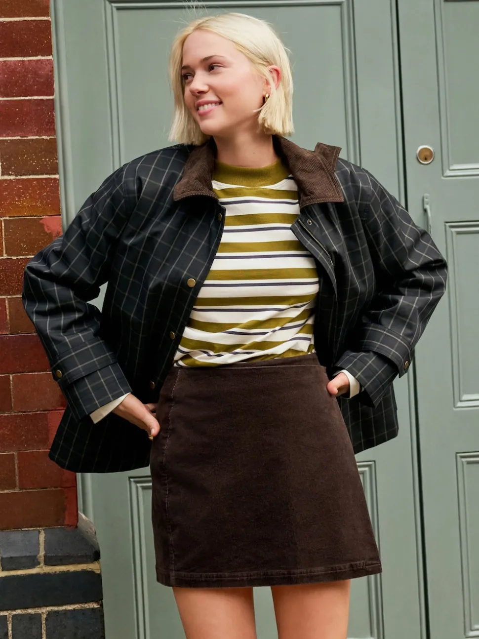 Marron chocolat - Mini-jupe cache-cœur en velours côtelé