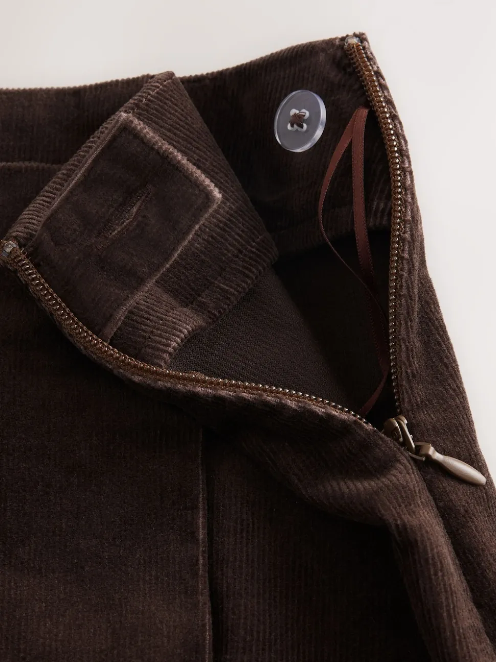 Marron chocolat - Mini-jupe cache-cœur en velours côtelé