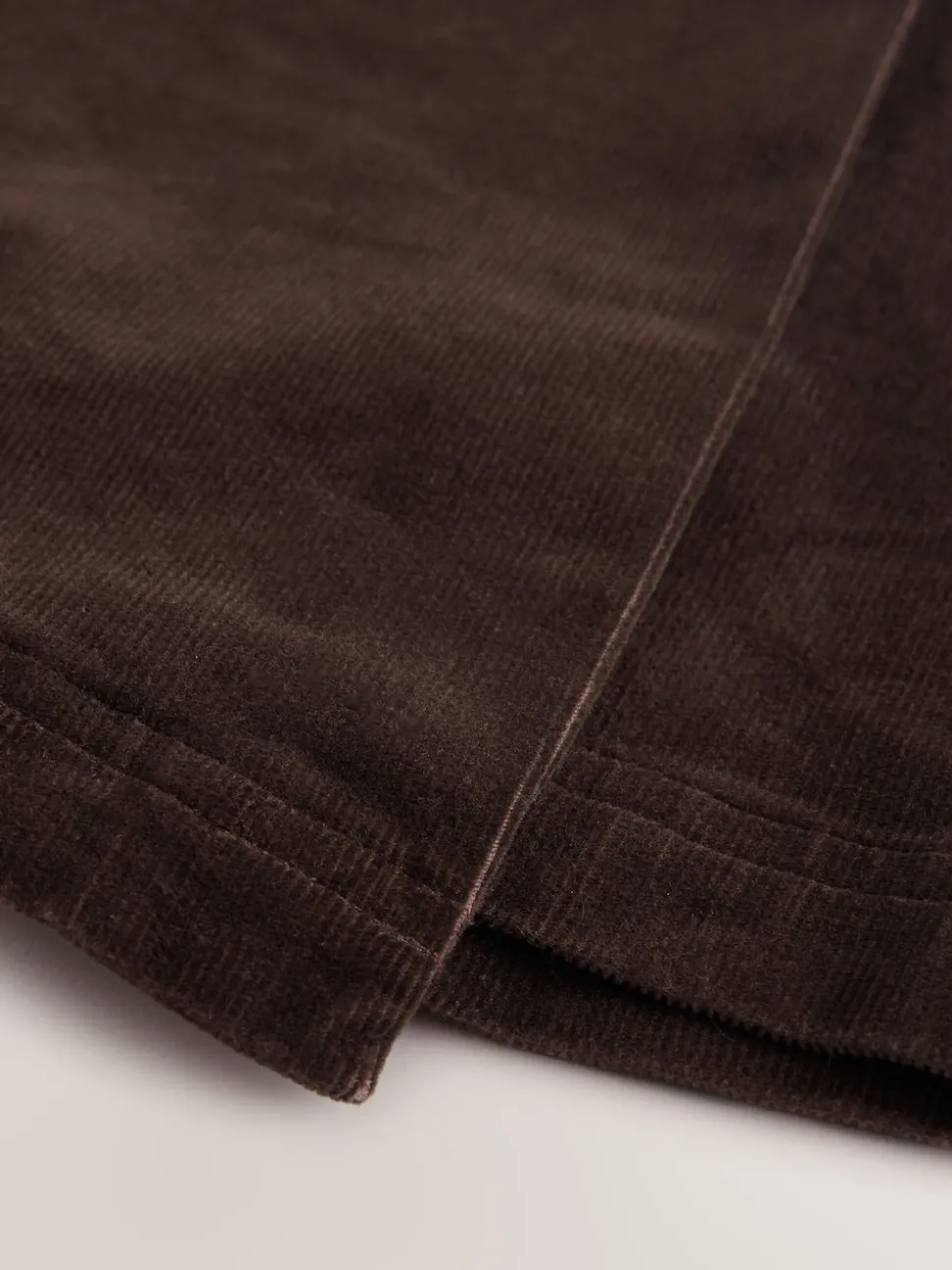 Marron chocolat - Mini-jupe cache-cœur en velours côtelé