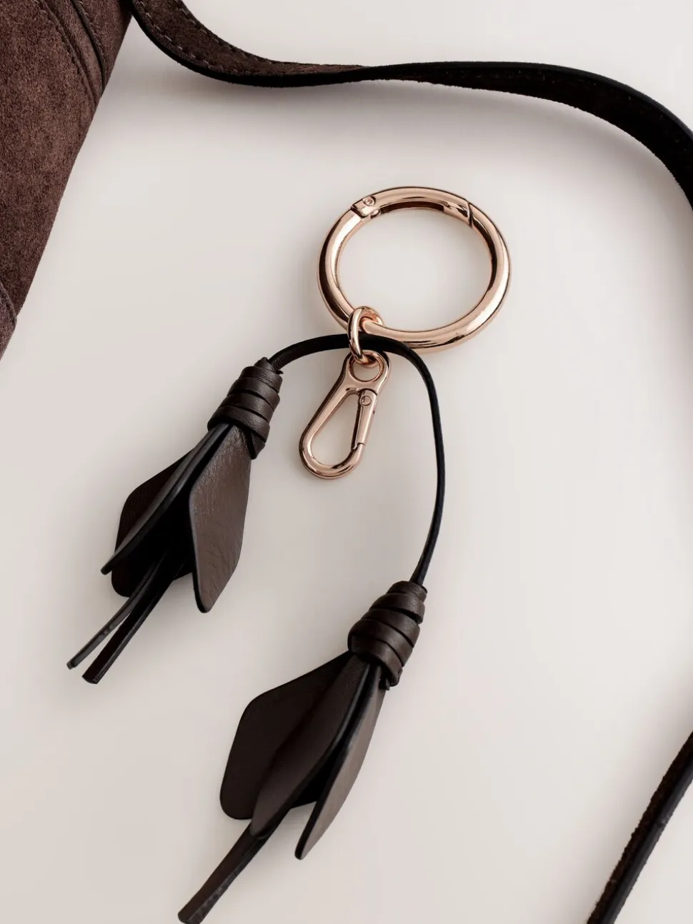 Marron chocolat - Sac à bandoulière avec breloque fleur en daim