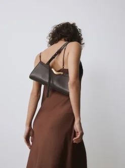 Marron chocolat - sac bandoulière avec détails de quincaillerie