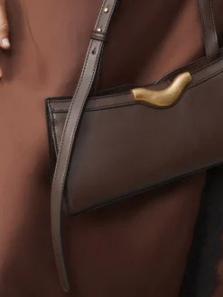 Marron chocolat - sac bandoulière avec détails de quincaillerie