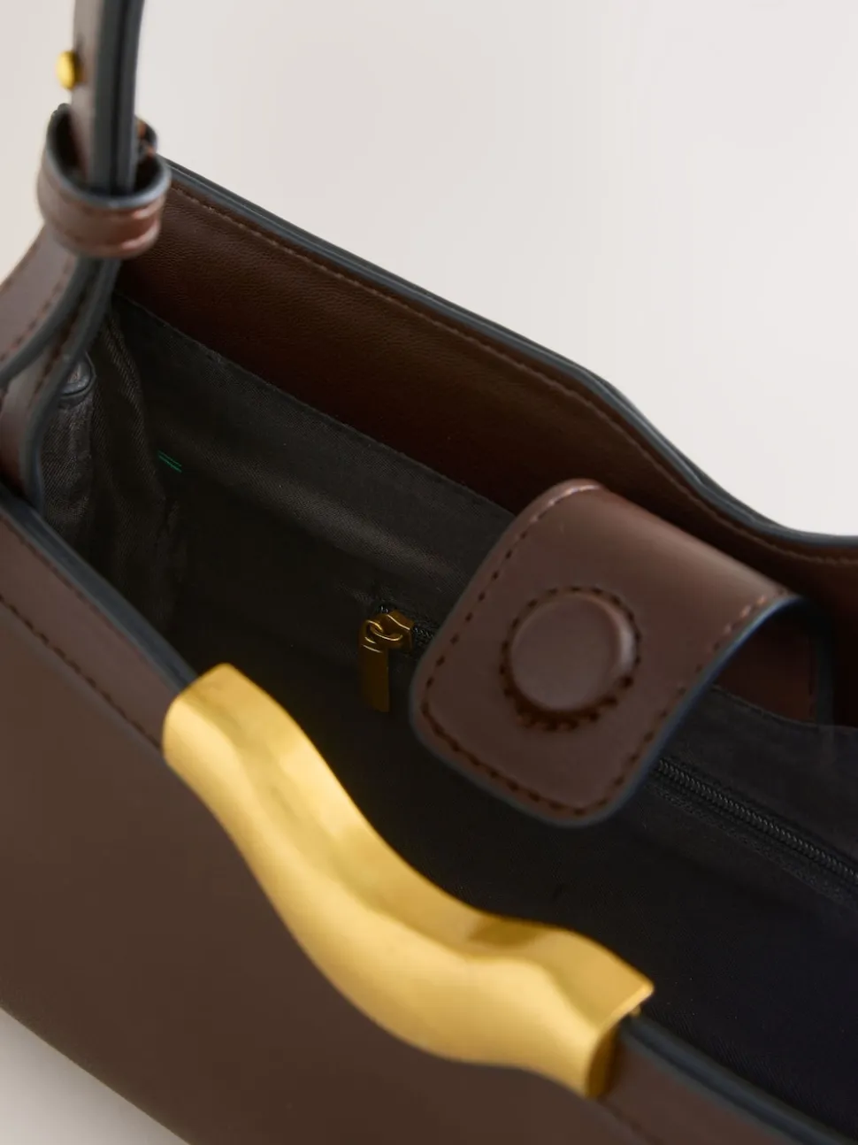Marron chocolat - sac bandoulière avec détails de quincaillerie