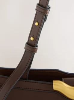 Marron chocolat - sac bandoulière avec détails de quincaillerie