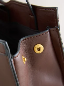 Marron chocolat - sac bandoulière avec détails de quincaillerie