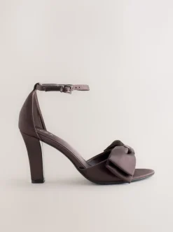 Marron chocolat - Sandales à talons carrés avec nœud en satin Forever Comfort®