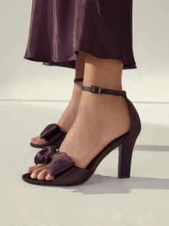 Marron chocolat - Sandales à talons carrés avec nœud en satin Forever Comfort®