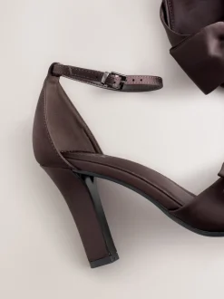 Marron chocolat - Sandales à talons carrés avec nœud en satin Forever Comfort®