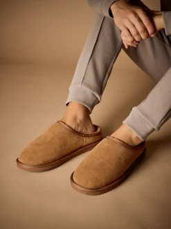 Marron fauve - Chaussons mules en daim doublés de fausse fourrure Signature