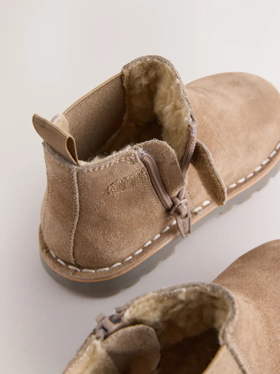 Marron neutre - Bottines Chelsea en daim