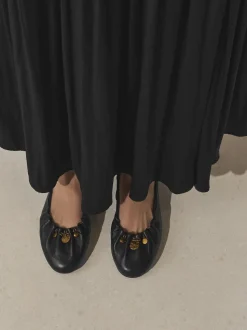 Noir - Chaussures plates Forever Comfort® en cuir à breloque froncée