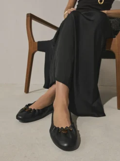 Noir - Chaussures plates Forever Comfort® en cuir à breloque froncée