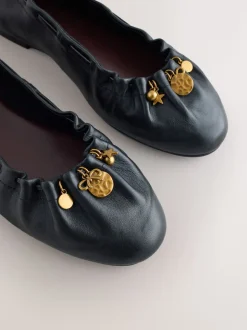 Noir - Chaussures plates Forever Comfort® en cuir à breloque froncée