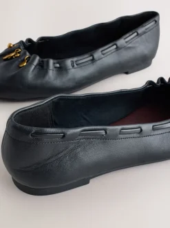 Noir - Chaussures plates Forever Comfort® en cuir à breloque froncée