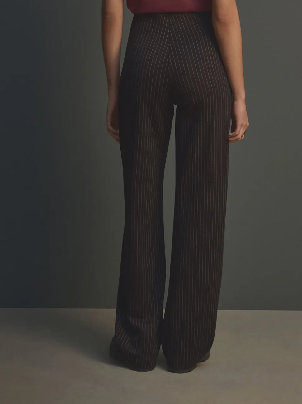 Noir à fines rayures - Pantalon ample en jersey point de Rome lissant