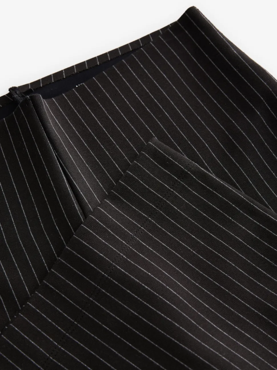 Noir à fines rayures - Pantalon ample en jersey point de Rome lissant