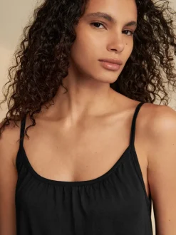 Noir - Robe mi-longue à bretelles avec encolure froncée en forme de trapèze