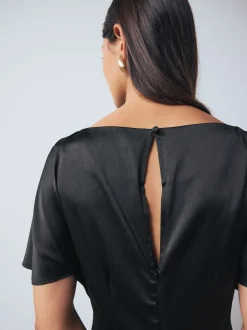 Noir - Robe mi-longue texturée en Satin à Manches courtes torsadée sur le devant