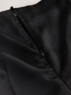 Noir - Robe mi-longue texturée en Satin à Manches courtes torsadée sur le devant