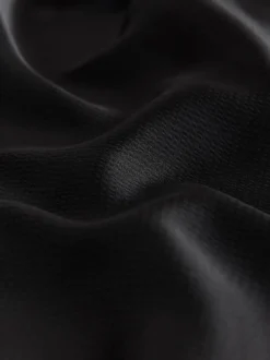 Noir - Robe mi-longue texturée en Satin à Manches courtes torsadée sur le devant