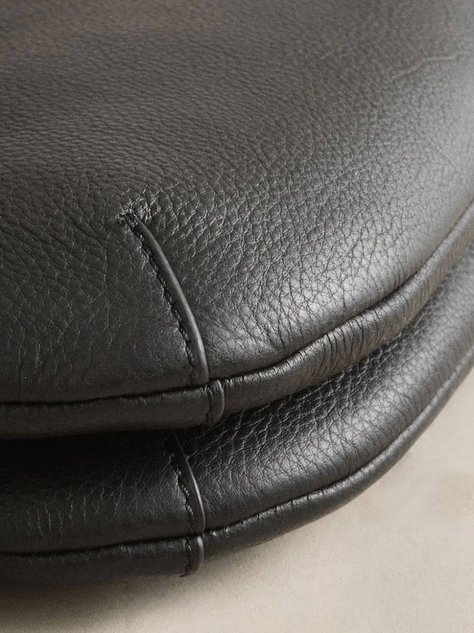 Noir - Sac à bandoulière en cuir avec scoop