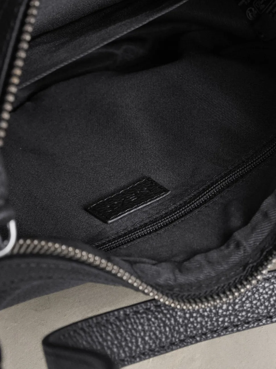 Noir - Sac à bandoulière en cuir avec scoop