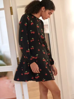Noir imprimé cerises - Mini robe à manches longues avec coutures
