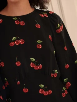 Noir imprimé cerises - Mini robe à manches longues avec coutures