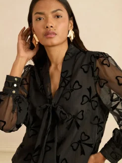 Nœud en velours noir - Chemisier Love & Roses manches longues à nœud lavallière