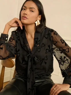 Nœud en velours noir - Chemisier Love & Roses manches longues à nœud lavallière