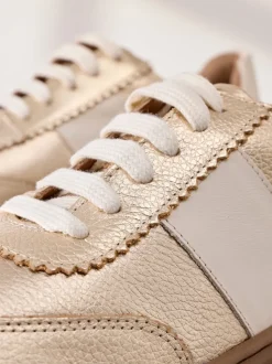 Or - Baskets Signature haut de gamme à lacets et semelle épaisse compensées en cuir