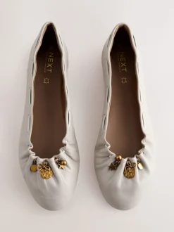 os - Chaussures plates Forever Comfort® en cuir à breloque froncée