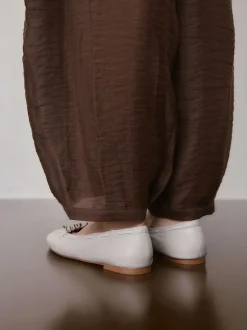 os - Chaussures plates Forever Comfort® en cuir à breloque froncée