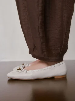 os - Chaussures plates Forever Comfort® en cuir à breloque froncée