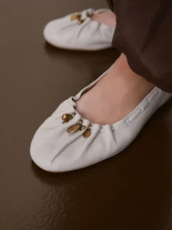 os - Chaussures plates Forever Comfort® en cuir à breloque froncée