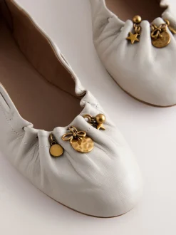 os - Chaussures plates Forever Comfort® en cuir à breloque froncée