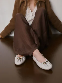 os - Chaussures plates Forever Comfort® en cuir à breloque froncée