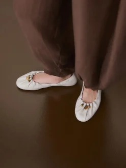 os - Chaussures plates Forever Comfort® en cuir à breloque froncée