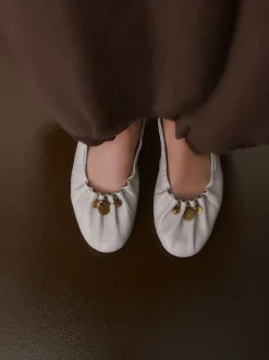 os - Chaussures plates Forever Comfort® en cuir à breloque froncée