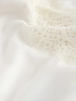 Peignoir B by Ted Baker écru en satin et dentelle