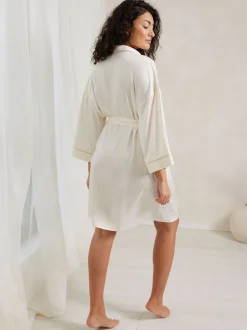 Peignoir Chelsea Peers en satin bordé de dentelle