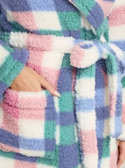 Peignoir M&Co châle en borg à carreaux multicolores