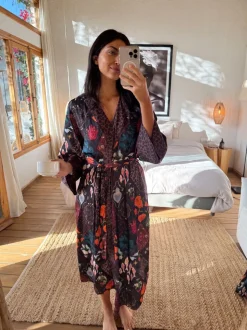 Peignoirs en satin Gamme longue Never Fully Dressed