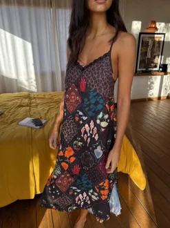 Peignoirs en satin Gamme longue Never Fully Dressed