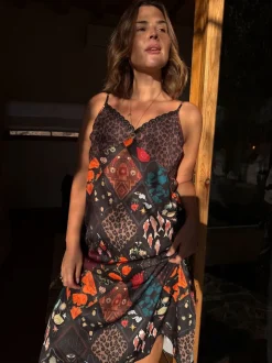 Peignoirs en satin Gamme longue Never Fully Dressed