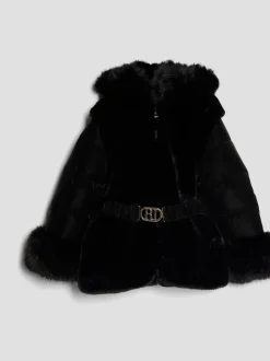 River Island Manteau matelassé en fourrure à ceinture pour fille