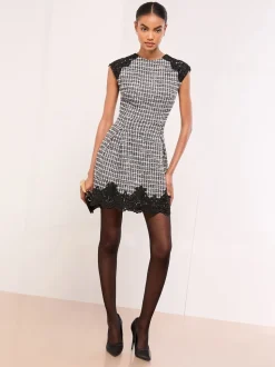 Robe courte Lipsy à manches courtes bordée de dentelle en boucle