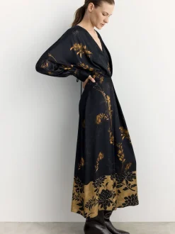 Robe Mi-longue BHOEM Satin Fleuri Imprimé Noir Kimono