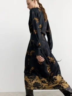 Robe Mi-longue BHOEM Satin Fleuri Imprimé Noir Kimono